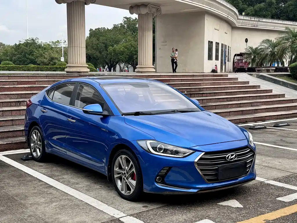 Hyundai Elantra — фото 3