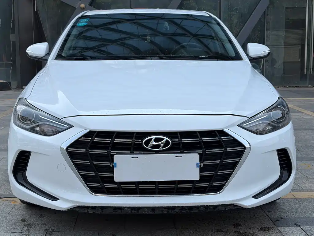 Hyundai Elantra — фото 2