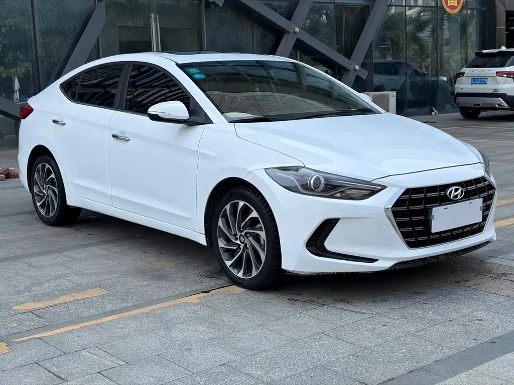 Hyundai Elantra — фото 3