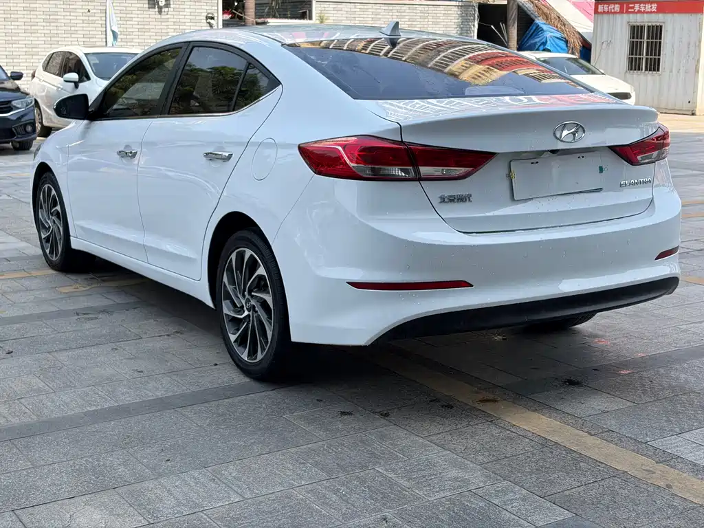 Hyundai Elantra — фото 4