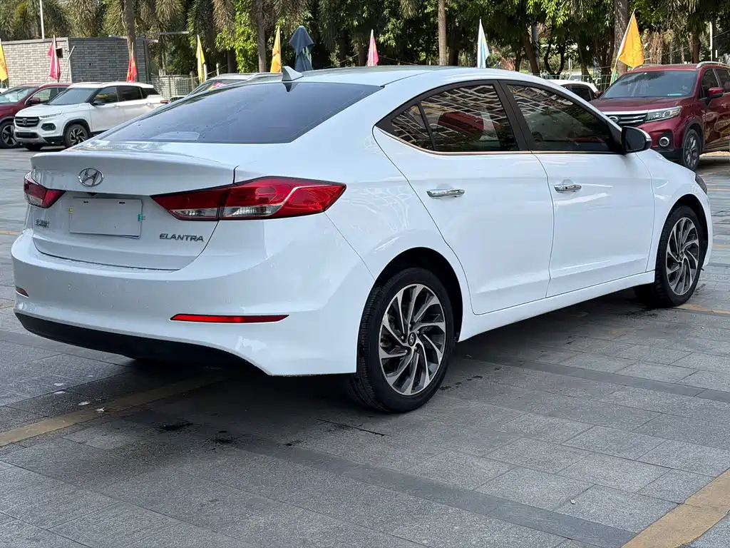 Hyundai Elantra — фото 5