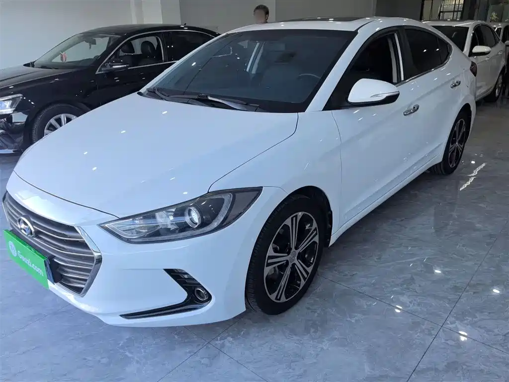 Hyundai Elantra — фото 2