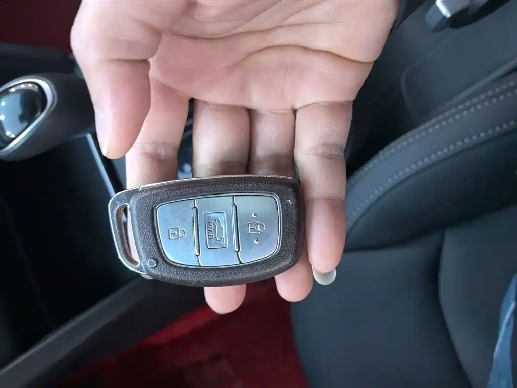 Hyundai Elantra — фото 11
