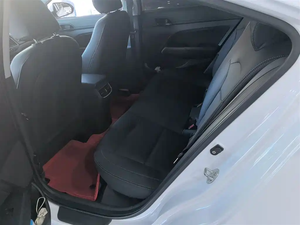 Hyundai Elantra — фото 14
