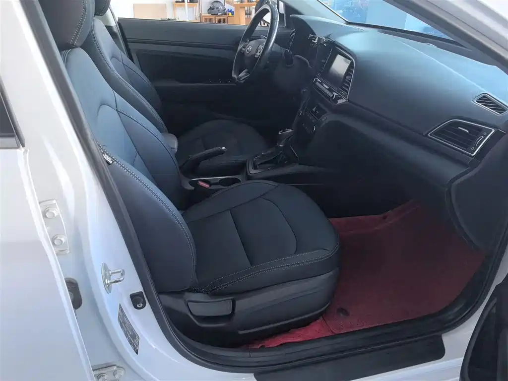 Hyundai Elantra — фото 17