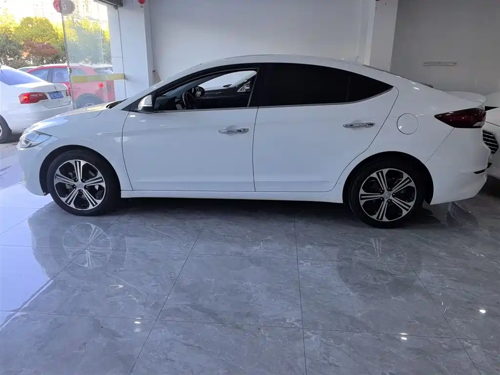 Hyundai Elantra — фото 21