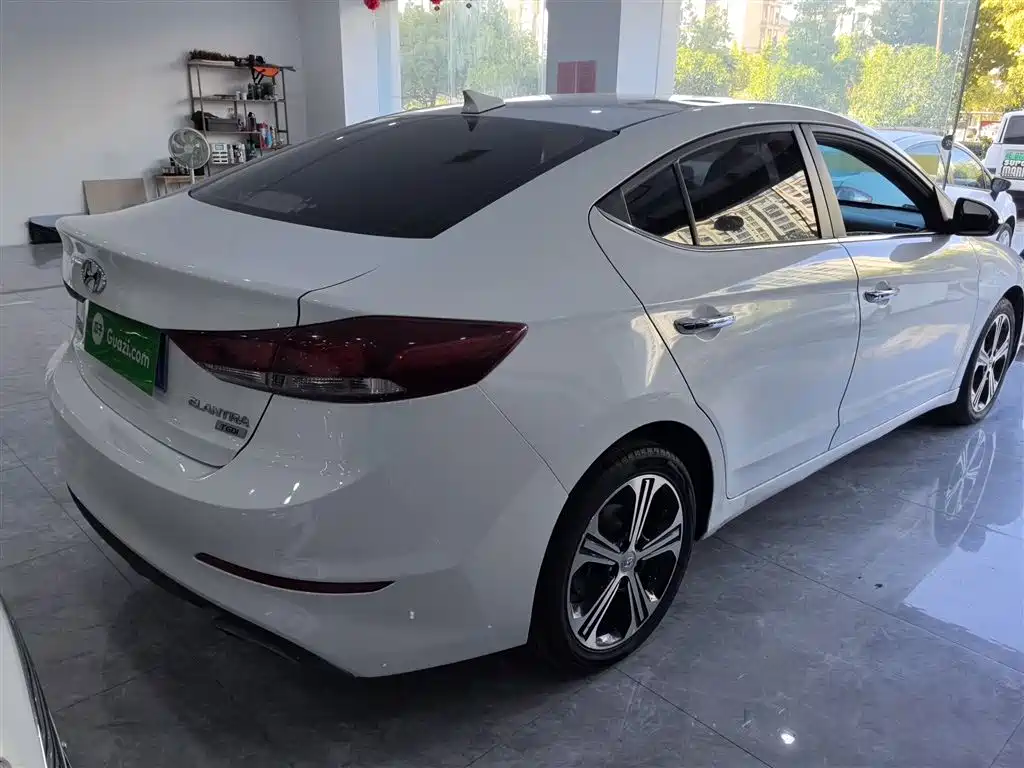 Hyundai Elantra — фото 23