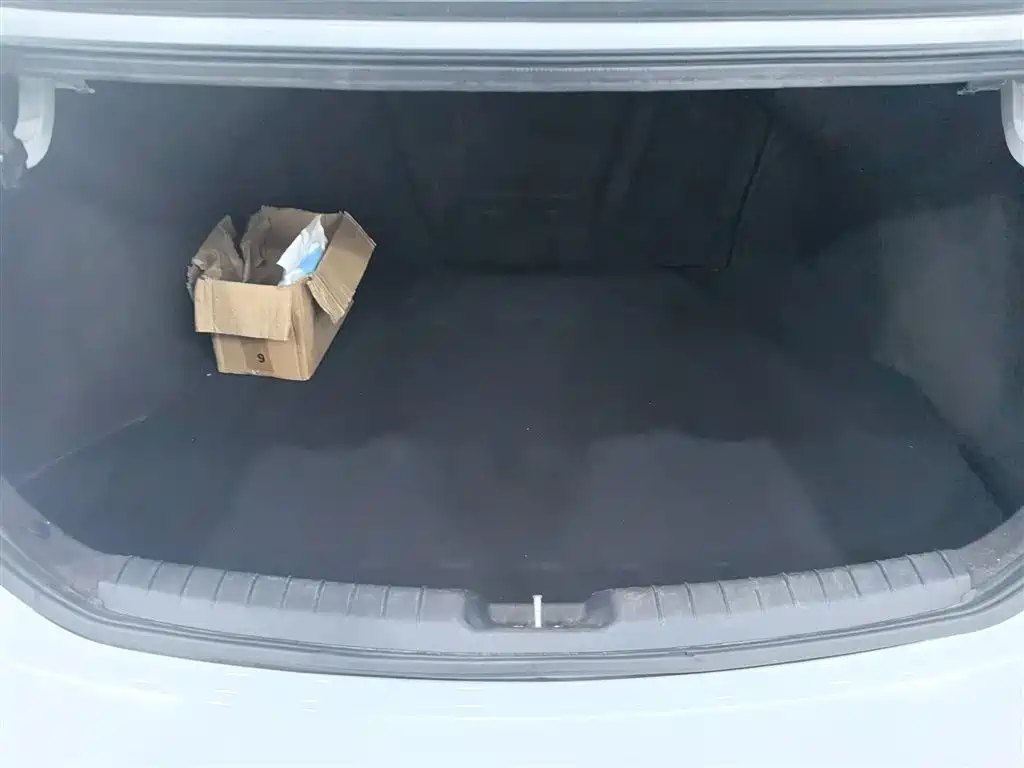 Hyundai Elantra — фото 9