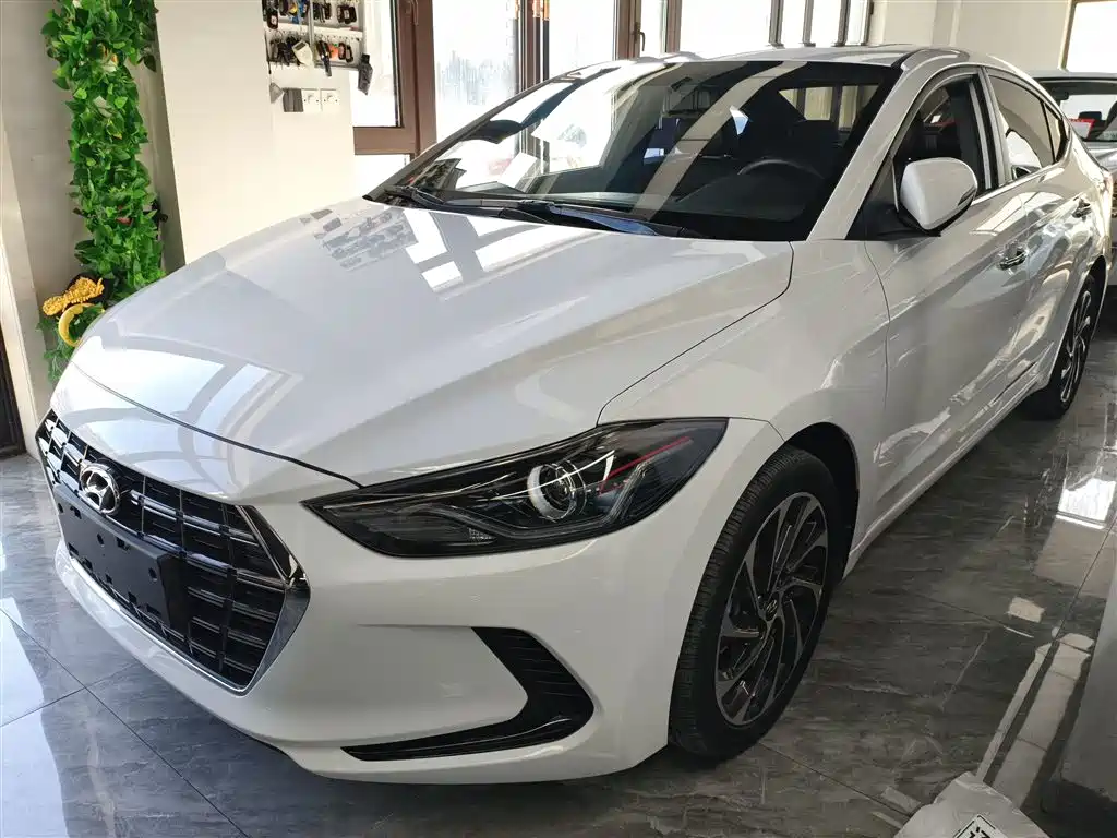 Hyundai Elantra — фото 2