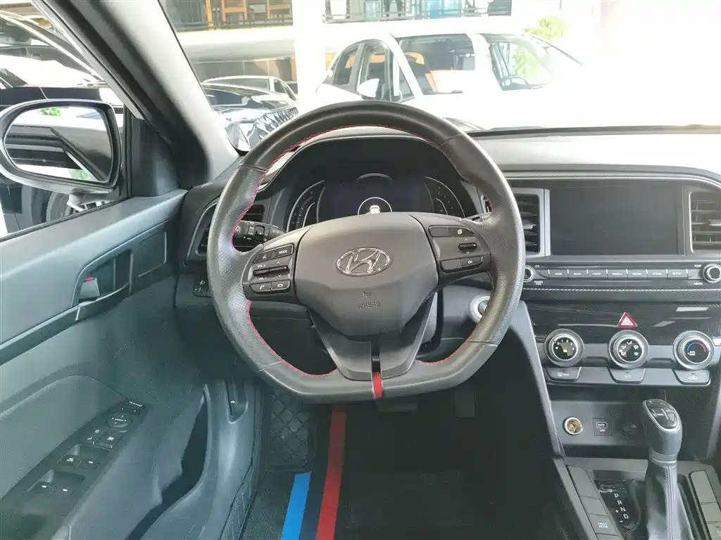 Hyundai Elantra — фото 11
