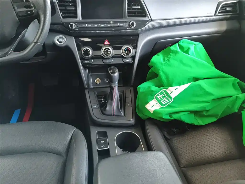 Hyundai Elantra — фото 14