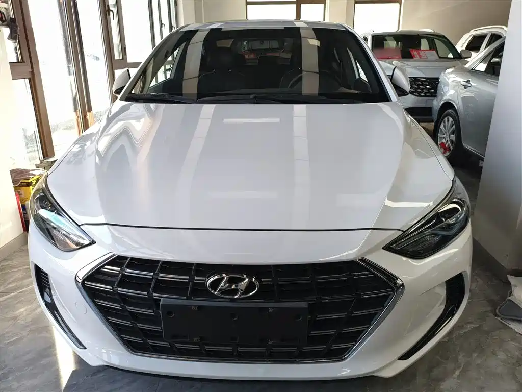 Hyundai Elantra — фото 3