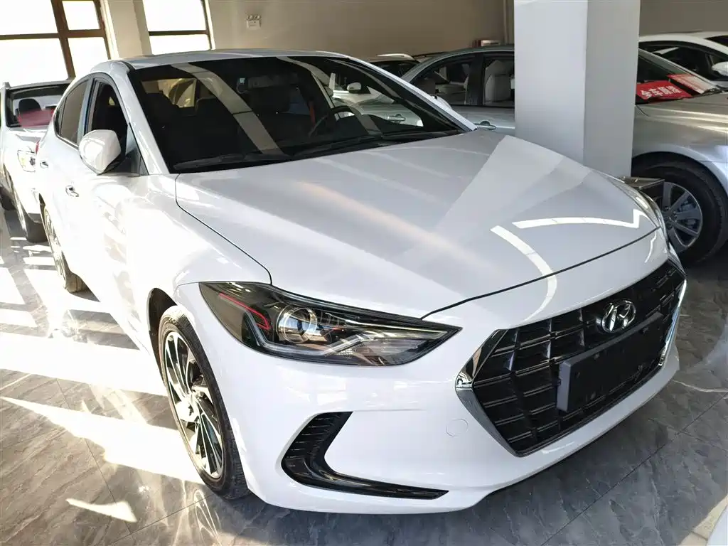 Hyundai Elantra — фото 4