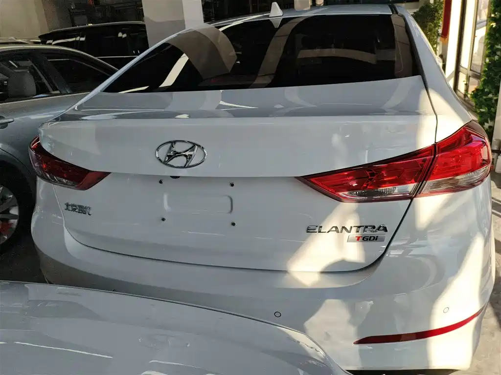 Hyundai Elantra — фото 6