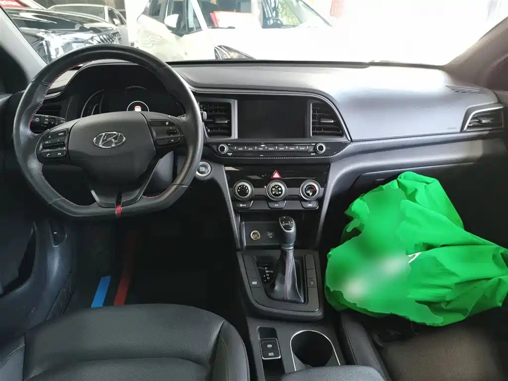 Hyundai Elantra — фото 10