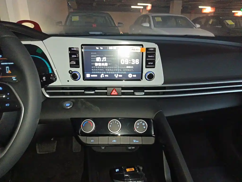 Hyundai Elantra — фото 34