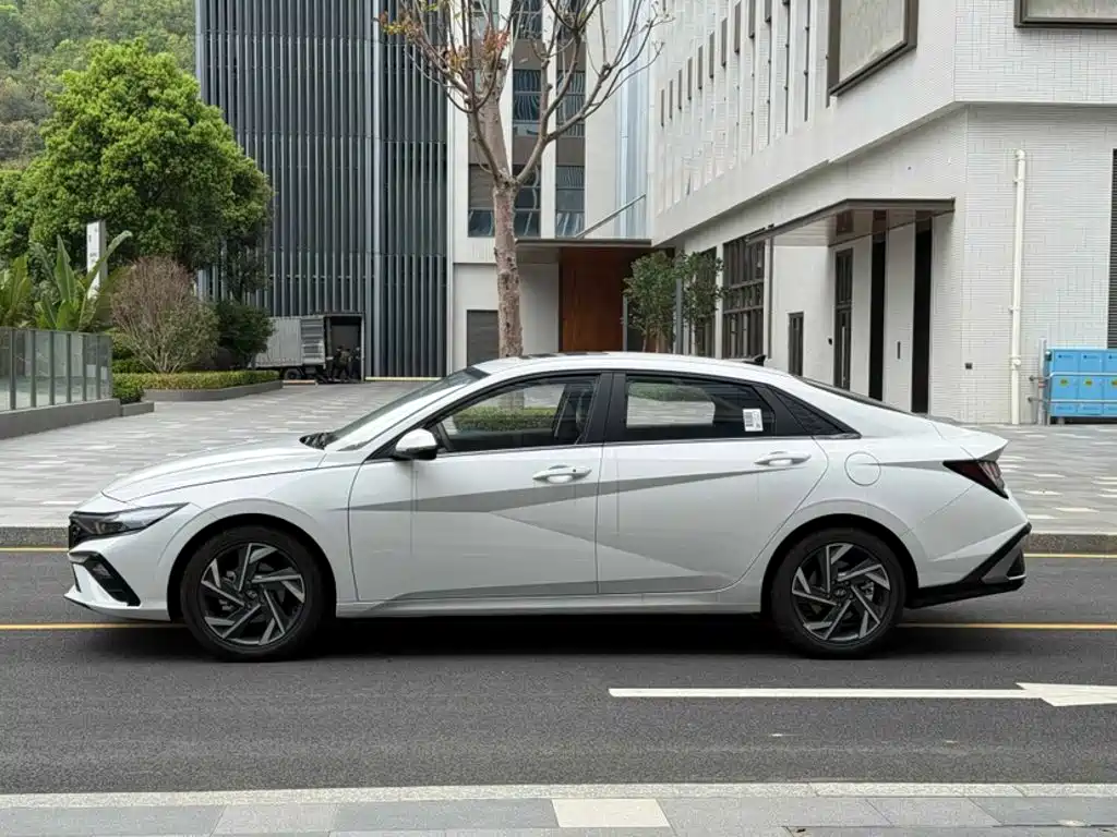 Hyundai Elantra — фото 35