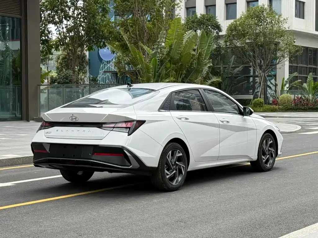Hyundai Elantra — фото 36