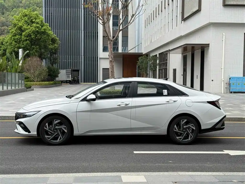 Hyundai Elantra — фото 11