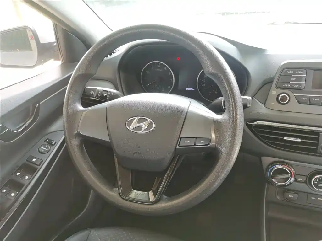 Hyundai Elantra — фото 11