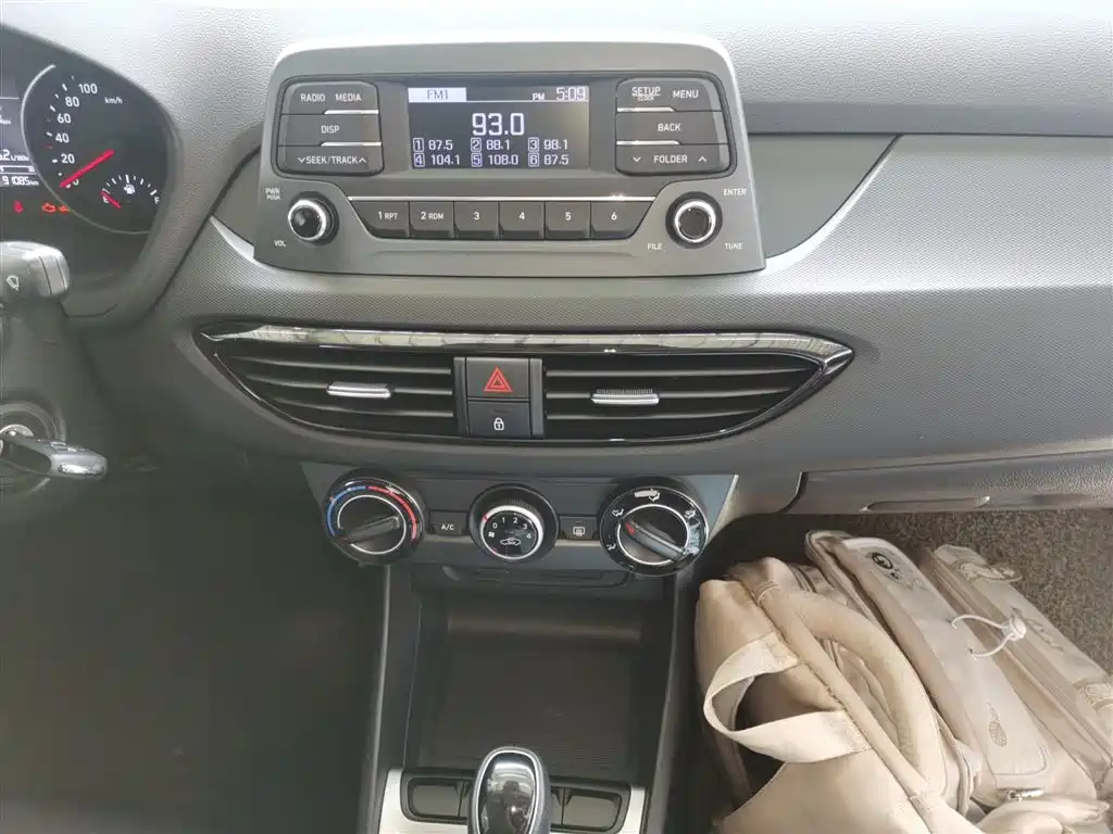 Hyundai Elantra — фото 13