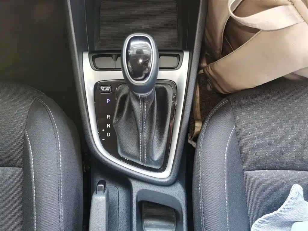 Hyundai Elantra — фото 14