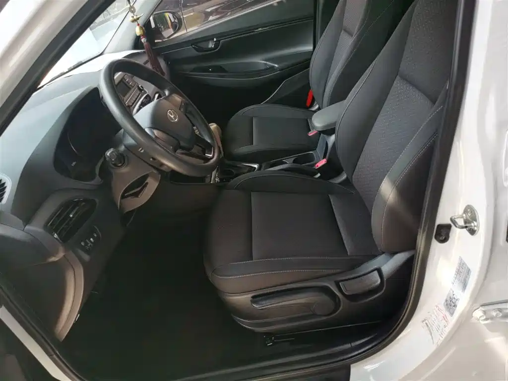Hyundai Elantra — фото 15