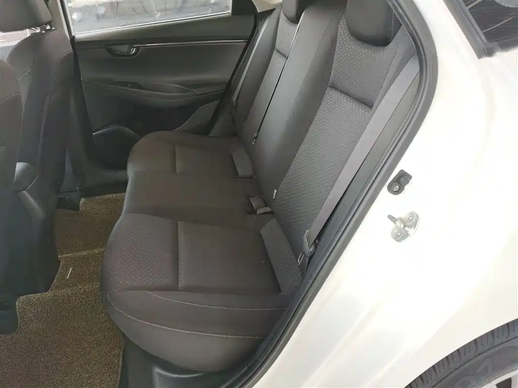 Hyundai Elantra — фото 17