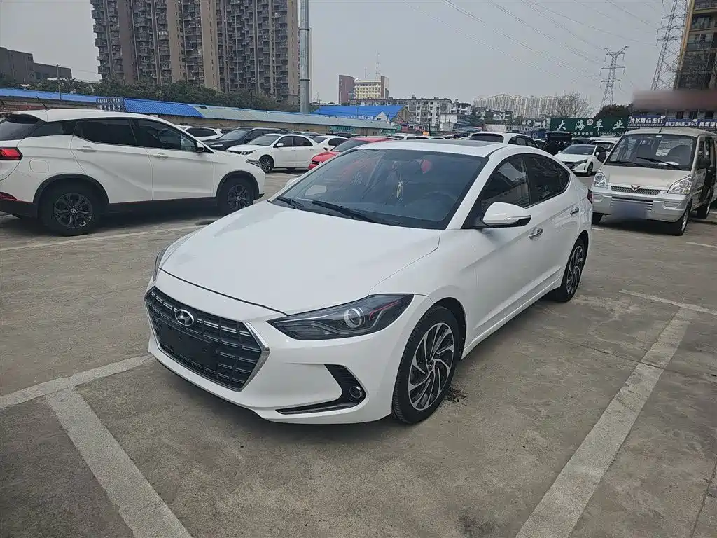 Hyundai Elantra — фото 2