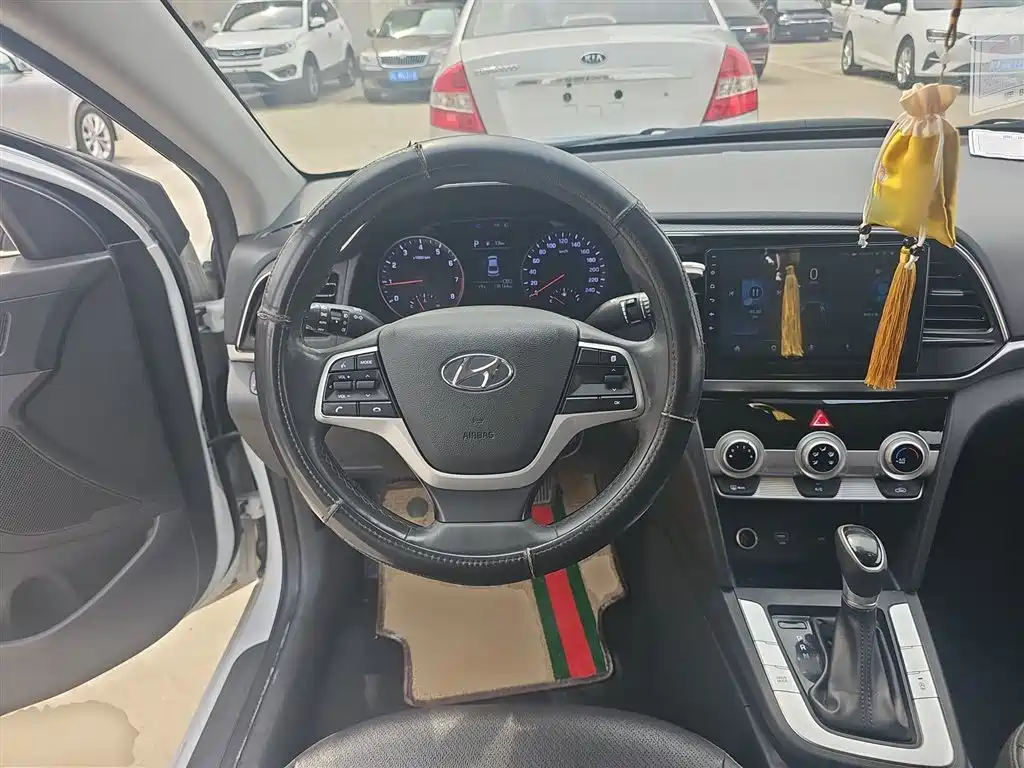 Hyundai Elantra — фото 11