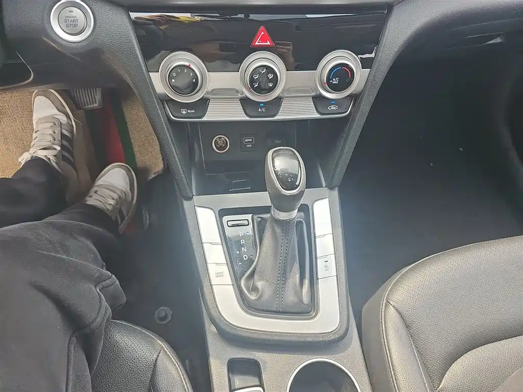 Hyundai Elantra — фото 14