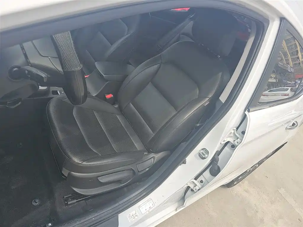Hyundai Elantra — фото 15