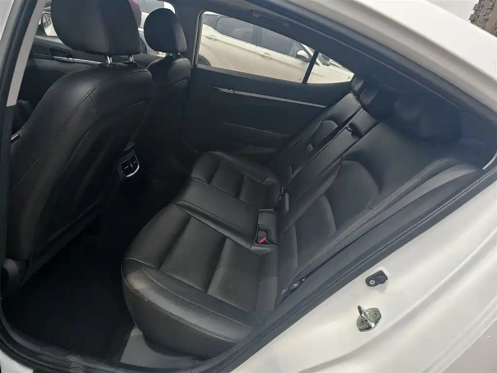 Hyundai Elantra — фото 17