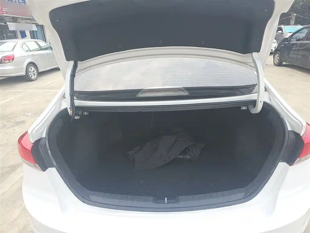 Hyundai Elantra — фото 19