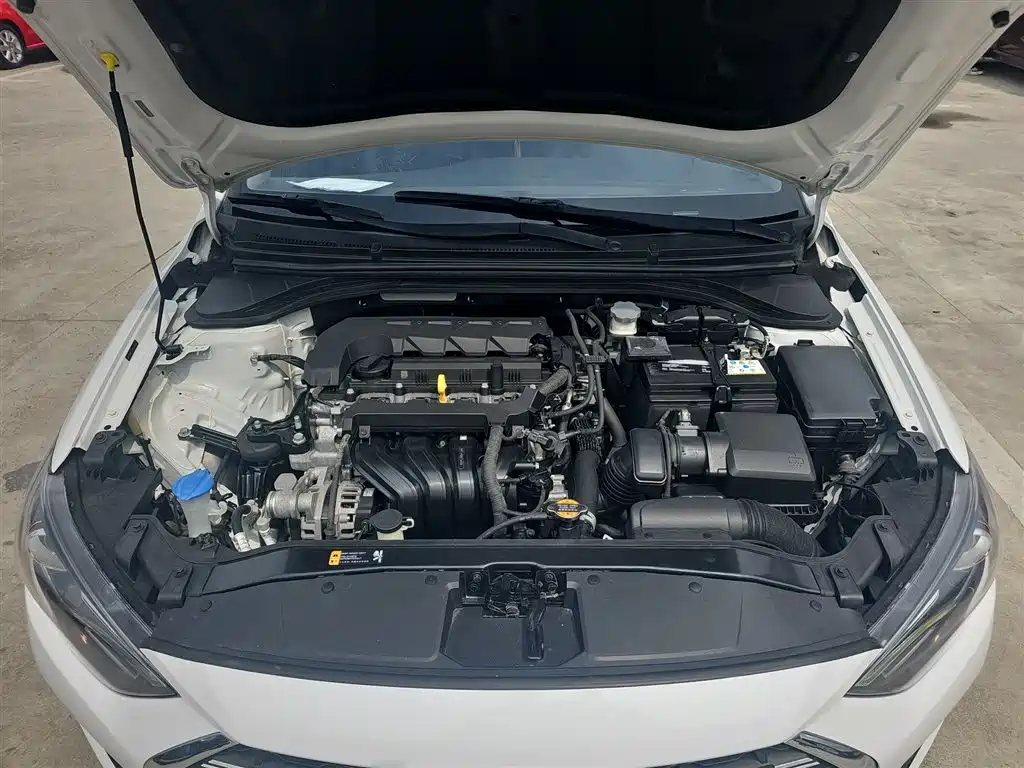 Hyundai Elantra — фото 20