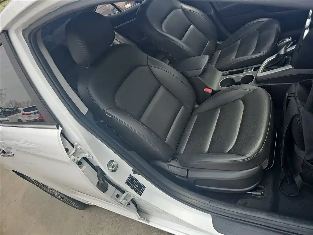 Hyundai Elantra — фото 25
