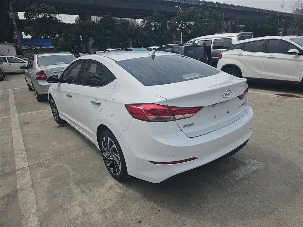 Hyundai Elantra — фото 5