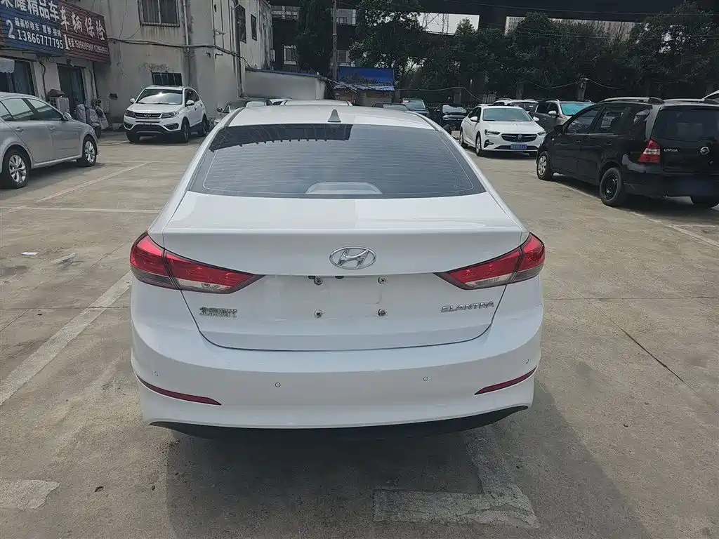 Hyundai Elantra — фото 6