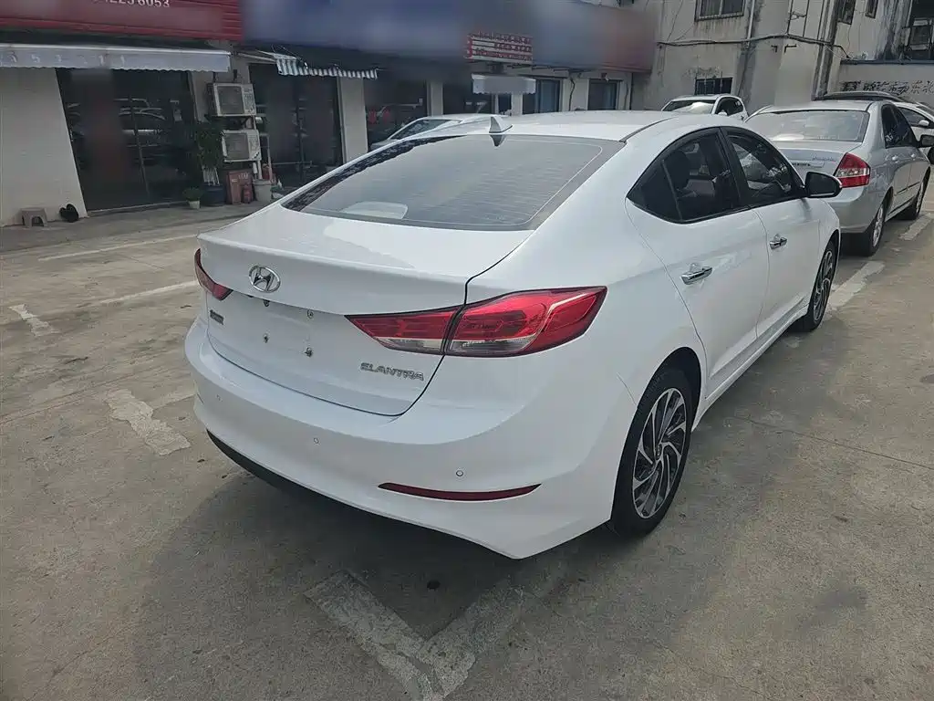 Hyundai Elantra — фото 7
