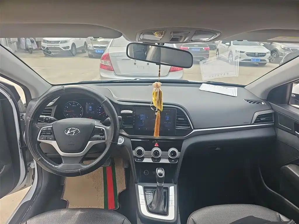 Hyundai Elantra — фото 10