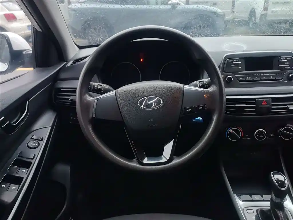 Hyundai Elantra — фото 11