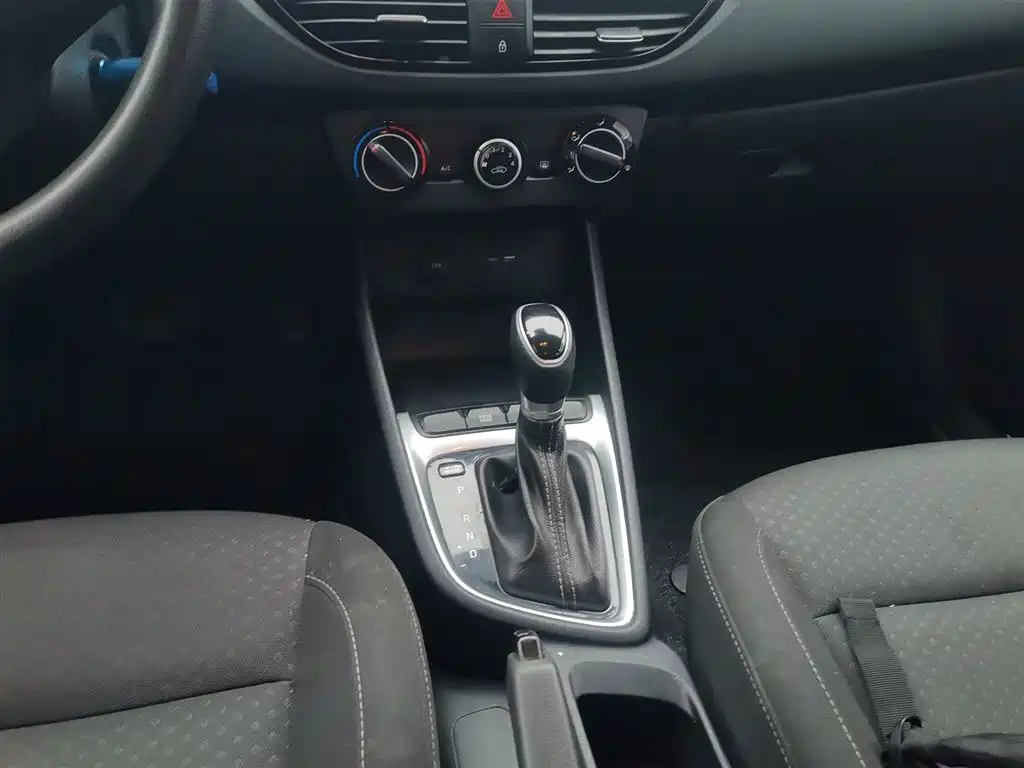 Hyundai Elantra — фото 14