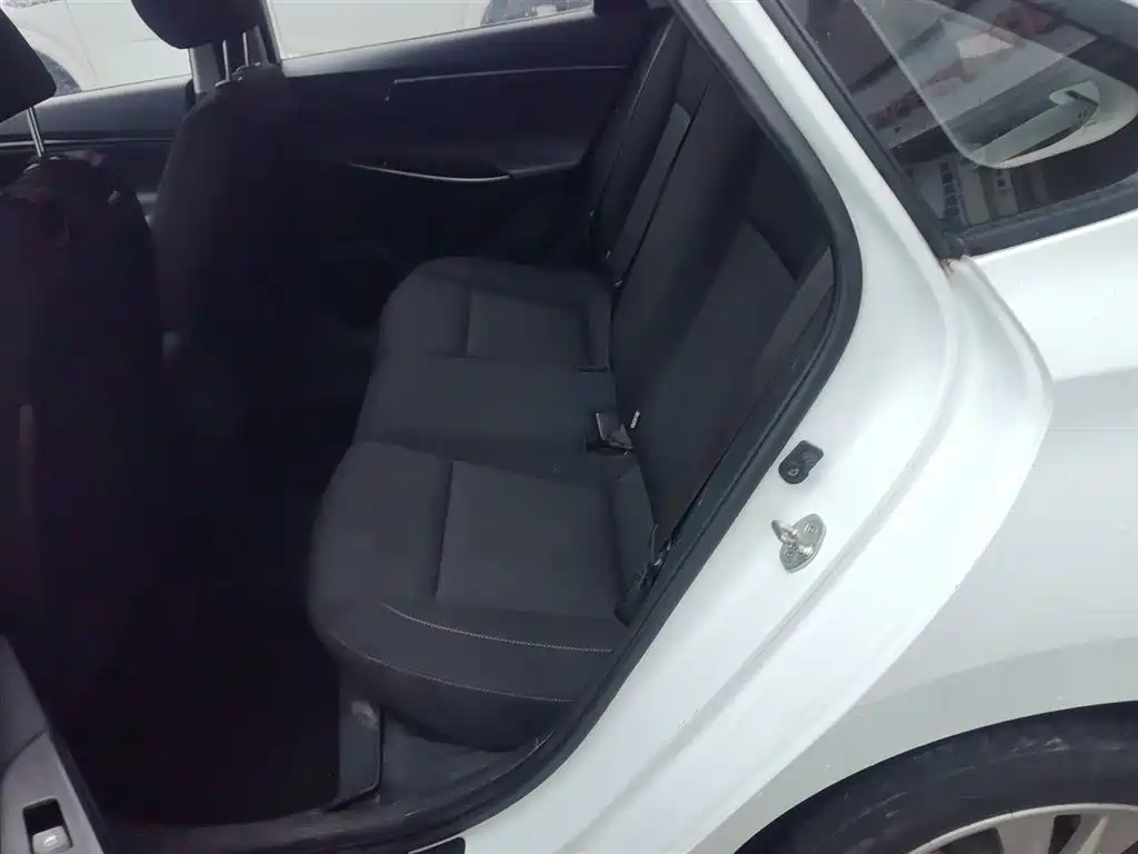 Hyundai Elantra — фото 17