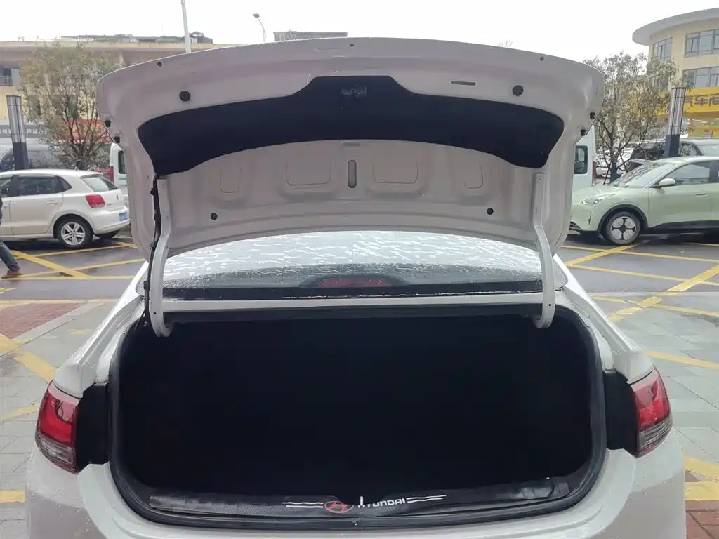 Hyundai Elantra — фото 19