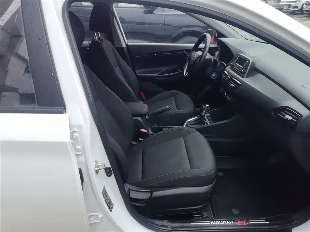 Hyundai Elantra — фото 25