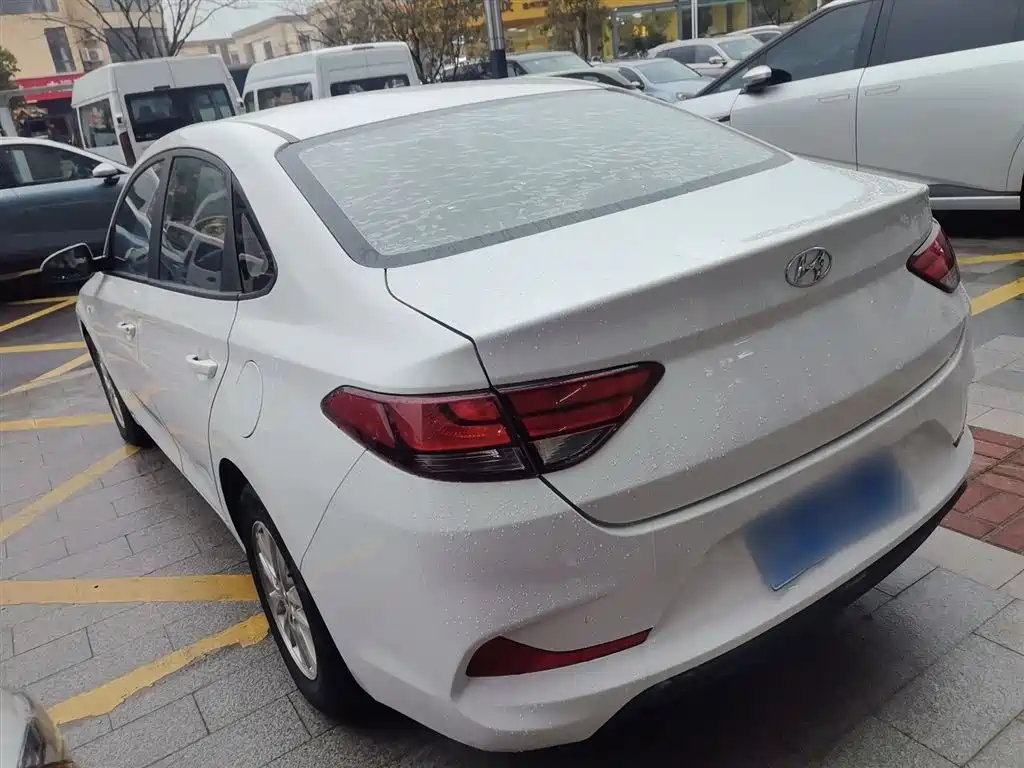 Hyundai Elantra — фото 5