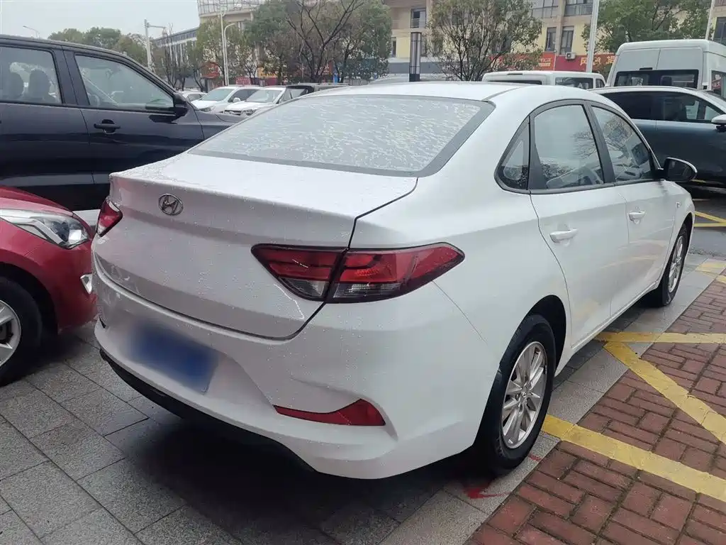 Hyundai Elantra — фото 7