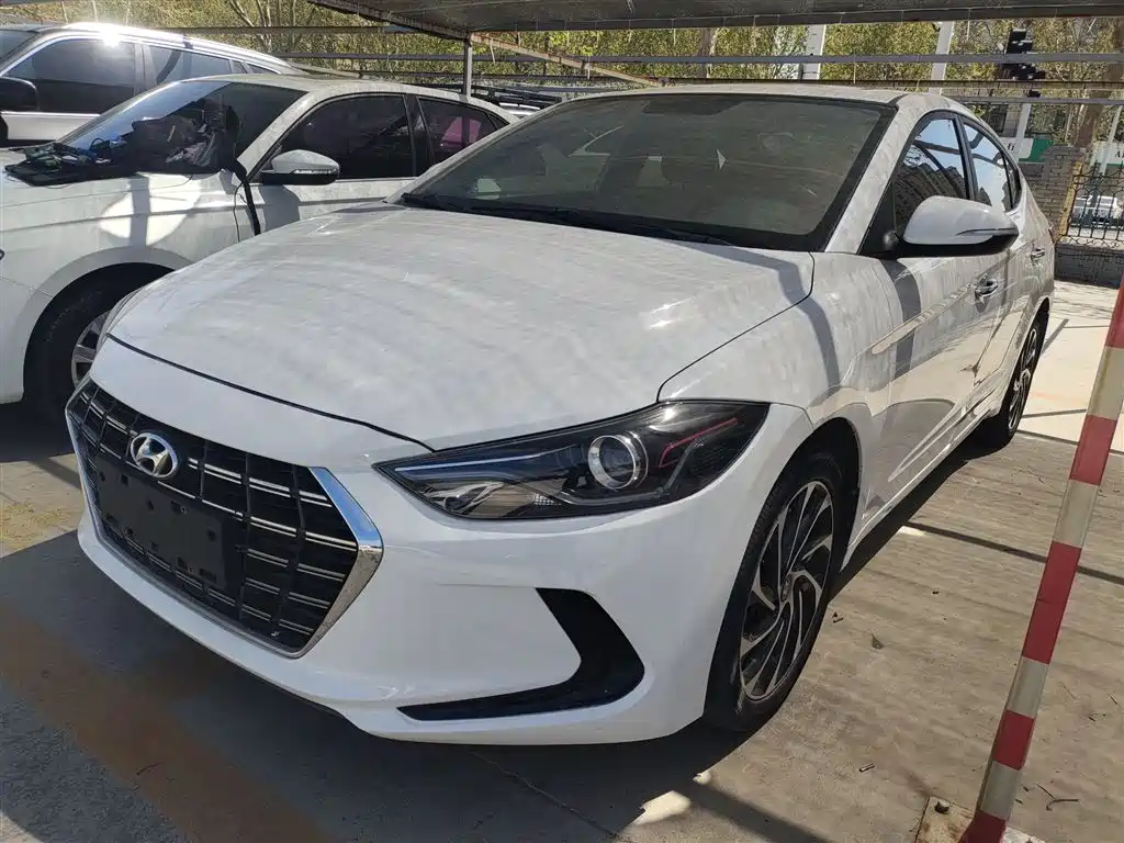 Hyundai Elantra — фото 2