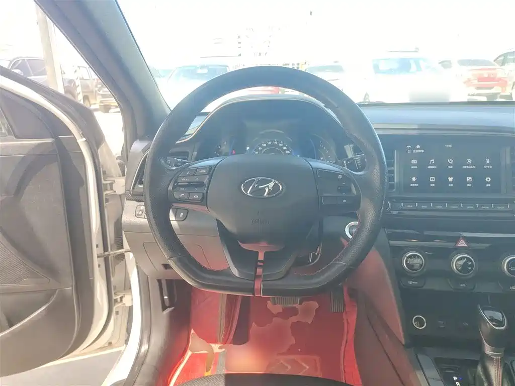 Hyundai Elantra — фото 11