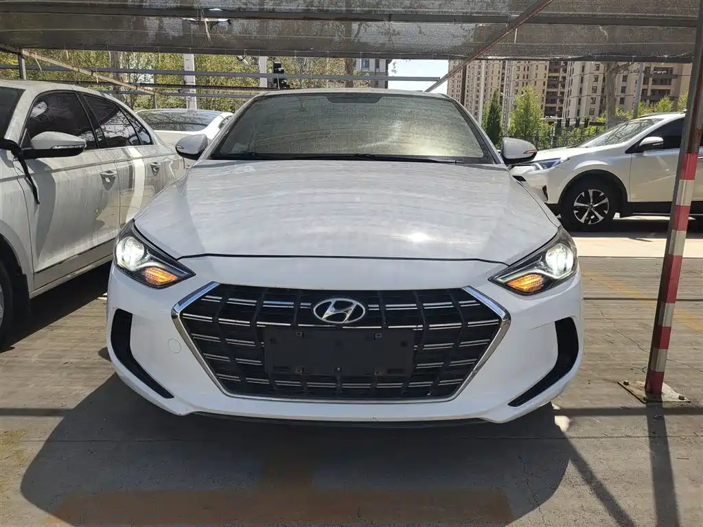 Hyundai Elantra — фото 3
